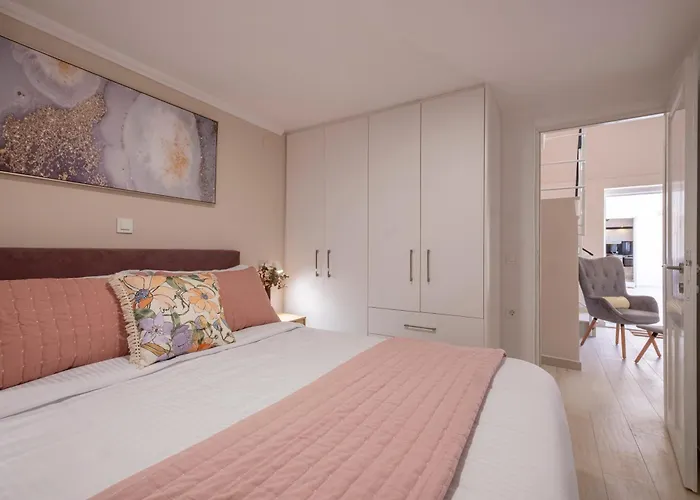 Natura With Pool For 8 - Private, Luxury Τολό