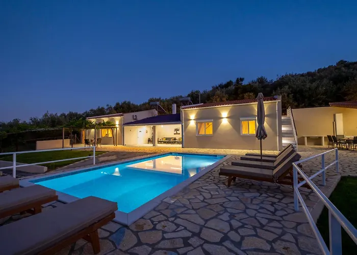 Βίλα Natura With Pool For 8 - Private, Luxury Τολό