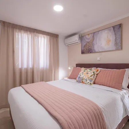 Natura With Pool For 8 - Private, Luxury * טולון