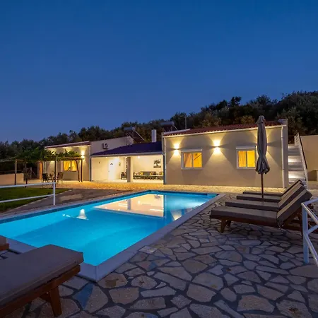 Βίλα Natura With Pool For 8 - Private, Luxury Τολό