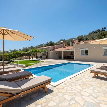 Natura With Pool For 8 - Private, Luxury וילה *